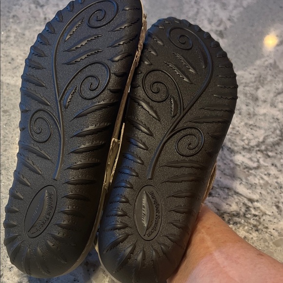 Baretraps NWOB BareTraps Textured Gold Metallic Sandals Size 6 - Picture 6 of 8